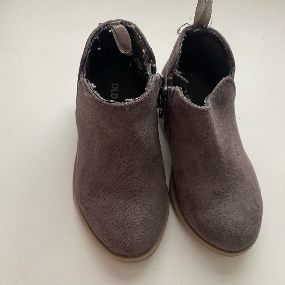 Botines para niña color gris, en buen estado casi nuevas